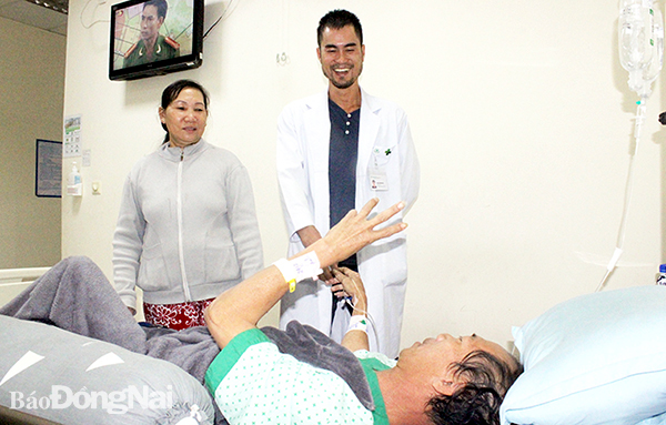 Bác sĩ Phan Thành Nam kiểm tra sức khỏe cho bệnh nhân A. sau ca phẫu thuật thay khớp háng phải