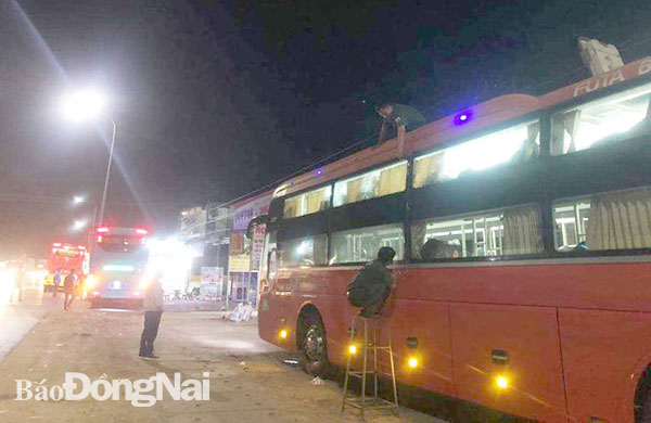 Xe ô-tô khách khi lưu thông trên quốc lộ 1 đoạn qua xã Xuân Hòa (H.Xuân Lộc) bị ném đá làm vỡ kính vào đêm 21-2. Ảnh: C.T.V