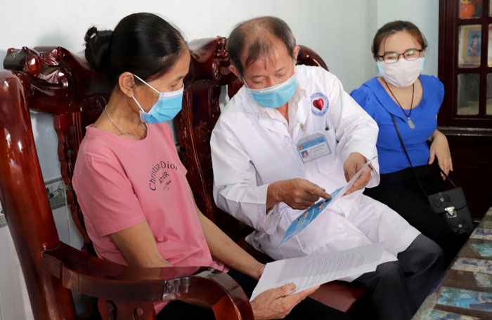 Bác sĩ Nguyễn Văn Công, Trưởng trạm y tế xã Đồi 61 (huyện Trảng Bom) đến từng nhà người dân để tuyên truyền về công tác phòng, chống dịch bệnh Covid-19
