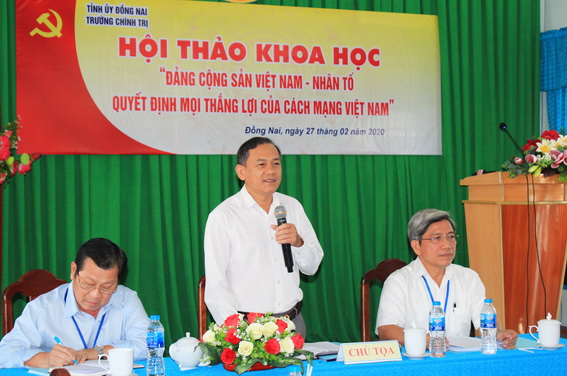  Phó trưởng ban Tuyên giáo Tỉnh ủy Phạm Tấn Linh trao đổi tại hội thảo