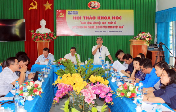 Tiến sĩ Nguyễn Văn Long chủ trì tại buổi hội thảo