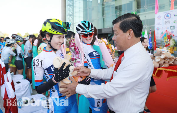 Chủ tịch UBND tỉnh Bình Dương Trần Thanh Liêm tặng hoa và linh vật của giải cho các tay đua nữ