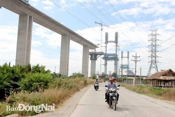 Một dự án giao thông qua địa bàn H.Nhơn Trạch đang trong quá trình triển khai. Ảnh: H.Lộc