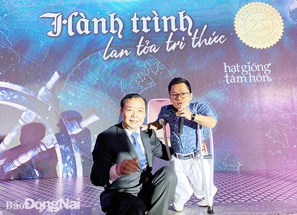 Ông Nguyễn Văn Phước (trái) cùng chàng kỹ sư xương thủy tinh Sơn Lâm tại kỷ niệm 25 năm thành lập First News -Trí Việt. Ảnh: N.Huy