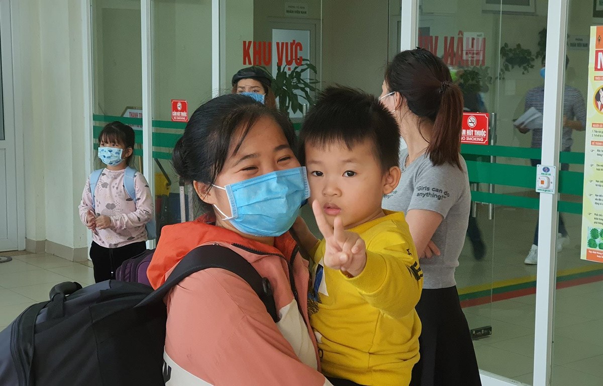 Công dân Việt Nam trở về từ tâm dịch Vũ Hán được ra viện sau 21 ngày cách ly. (Ảnh: PV/Vietnam+)