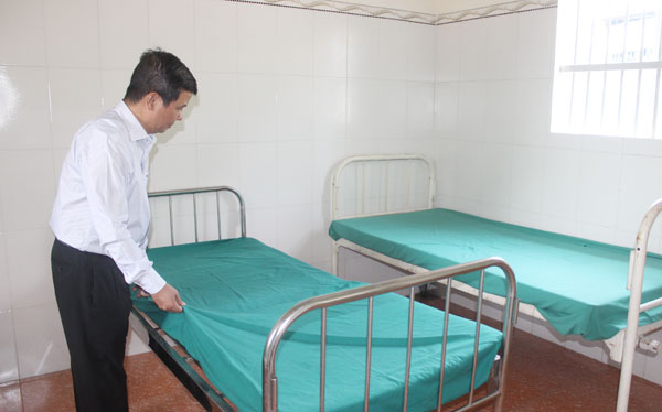 Lãnh đạo Sở Y tế kiểm tra khu cách ly, khám sàng lọc, điều trị cho người nghi ngờ/nhiễm Covid-19 tại Trung tâm y tế huyện Trảng Bom.