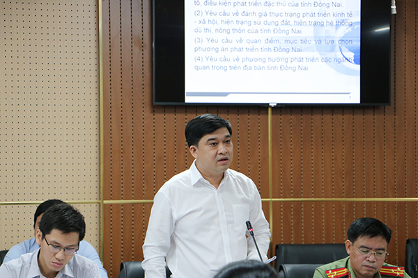 Giám đốc Sở Kế hoạch- đầu tư Hồ Văn Hà báo cáo các nội dung nhiệm vụ quy hoạch.