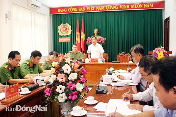 Ủy viên Ban TVTU, Trưởng ban Tổ chức Tỉnh ủy Phạm Văn Ru phát biểu tại buổi làm việc với Đảng ủy Công an tỉnh