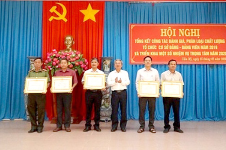 Bí thư Huyện ủy Cẩm Mỹ Cao Văn Quang trao khen thưởng các Đảng bộ xuất sắc