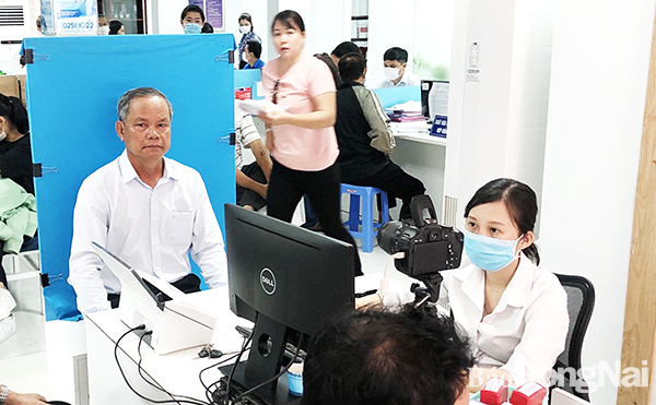 Người dân chụp ảnh làm giấy chứng minh nhân dân tại Bộ phận tiếp nhận và trả kết quả hồ sơ một cửa TP.Biên Hòa