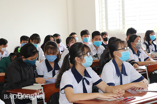 Học sinh Trường THPT Chu Văn An (TP.Biên Hòa) thực hiện đeo khẩu trang y tế trong lớp học