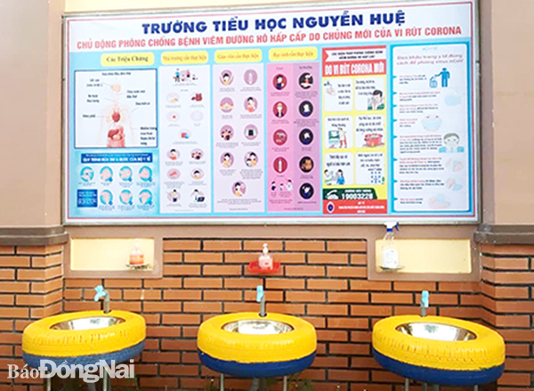 Hệ thống chậu rửa tay tại Trường tiểu học Nguyễn Huệ với những thông tin tuyên truyền về dịch Covid-19