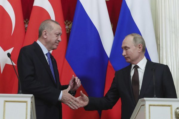 Tổng thống Nga Vladimir Putin và người đồng cấp Thổ Nhĩ Kỳ Recep Tayyip Erdogan hôm 5/3. Ảnh: AP.