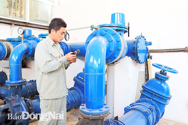 Công ty CP Cấp nước Nhơn Trạch đã ngưng khai thác nước ngầm từ năm 2018 và chuyển qua xử lý nước mặt để bán cho các khu công nghiệp và người dân. Ảnh: K.Minh