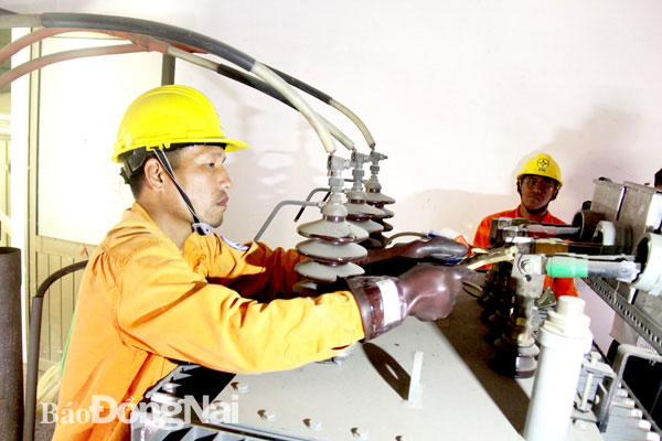 Nhân viên PC Đồng Nai kiểm tra thiết bị điều khiển trạm biến áp công nghiệp tại một doanh nghiệp ở H.Trảng Bom. Ảnh: H.Quân
