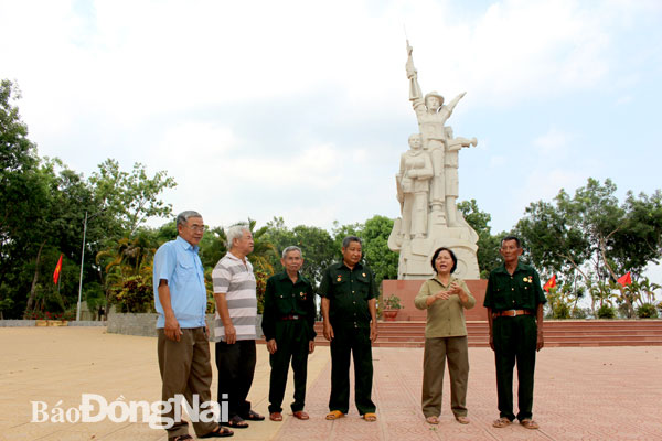 Các cựu chiến binh từng tham gia giải phóng H.Định Quán ôn lại kỷ niệm trên chiến trường xưa tại Tượng đài chiến thắng La Ngà - Định Quán