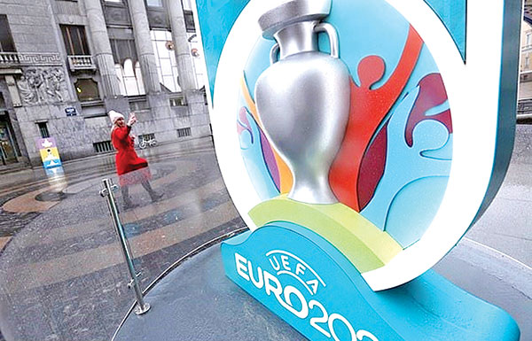 UEFA sẽ phải thay đổi toàn bộ logo và nhận diện thương hiệu của vòng chung kết Euro, khi lùi giải đấu này 1 năm