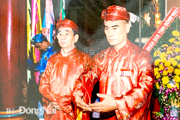 Ông Lâm Văn Lang (bìa phải), Trưởng ban quý tế đình Tân Lân thực hiện nghi lễ cúng trong Lễ kỳ yên năm 2017. Ảnh: Nhân vật cung cấp