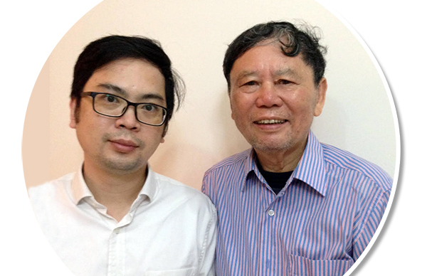  Dịch giả Phạm Văn Thiều (phải) cùng con trai Phạm Việt Hưng