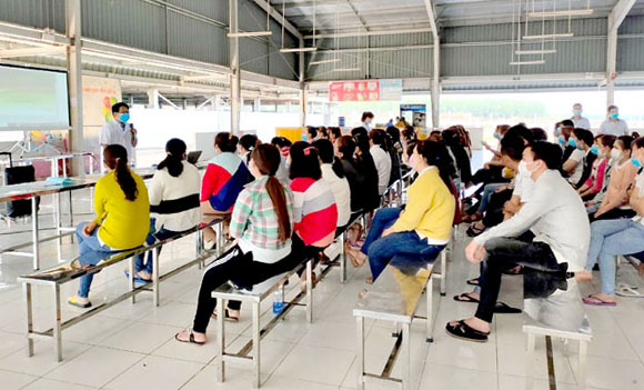 Công đoàn Công ty TNHH NYG Việt Nam tuyên truyền về phòng, chống dịch bệnh Covid-19 đến người lao động. Ảnh: H.THảo