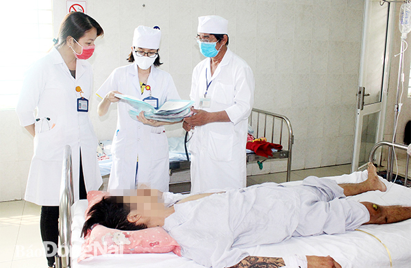 Bác sĩ thăm khám cho một bệnh nhân nghiện rượu đang được điều trị tại Bệnh viện Tâm thần Trung ương 2. Ảnh: Hạnh Dung