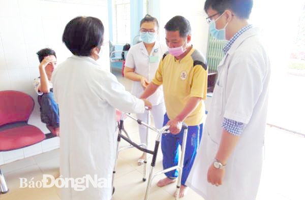 Chuyên gia của Hội Trợ giúp người khuyết tật Việt Nam kiểm tra sức chịu lực chân và tay cho người khuyết tật