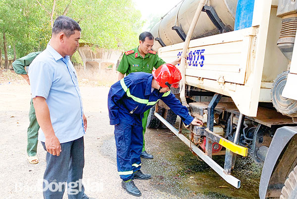 Nông trường cao su Long Thành trang bị cả xe bồn chứa nước để tham gia chữa cháy khi có yêu cầu. Ảnh: Đ.Tùng