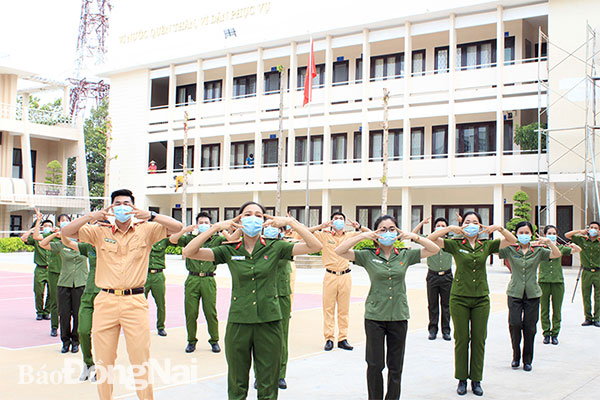 Đoàn viên, thanh niên Công an tỉnh nhảy mô phỏng động tác rửa tay trên nền nhạc Ghen Cô Vy. Ảnh: Nga Sơn