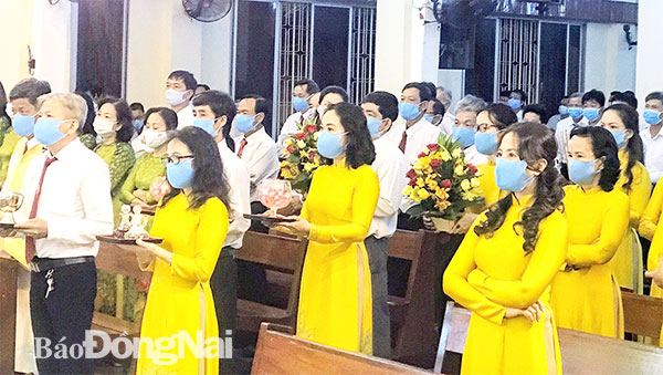 Giáo dân Giáo phận Xuân Lộc thực hiện đeo khẩu trang khi đến nhà thờ. Ảnh: P.Hằng