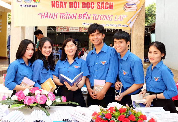 Đoàn viên Trường THPT Tân Phú (H.Định Quán) tham gia Ngày hội đọc sách “Hành trình đến tương lai”
