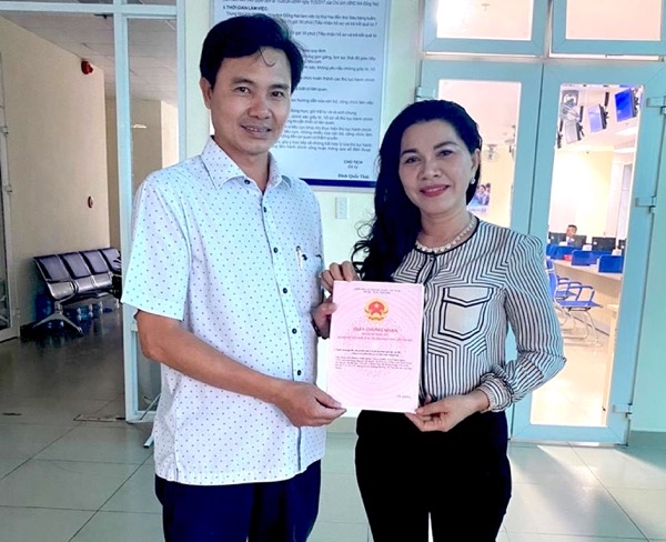 Đại diện Trung tâm Phát triển quỹ đất tỉnh trao giấy chứng nhận quyền sử dụng đất cho Chủ tịch HĐQT Công ty CP Đầu tư và phát triển Thuận Lợi Đặng Thị Kim Oanh.