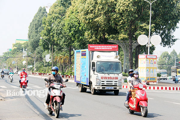 Xe loa tuyên truyền lưu động và cụm pano phòng, chống dịch bệnh Covid-19 trên đường Nguyễn Ái Quốc, TP.Biên Hòa. Ảnh: N.P.Huỳnh