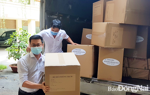  Công ty CP may Đồng Nai trao tặng 1.000 bộ đồ bảo hộ phòng chống dịch