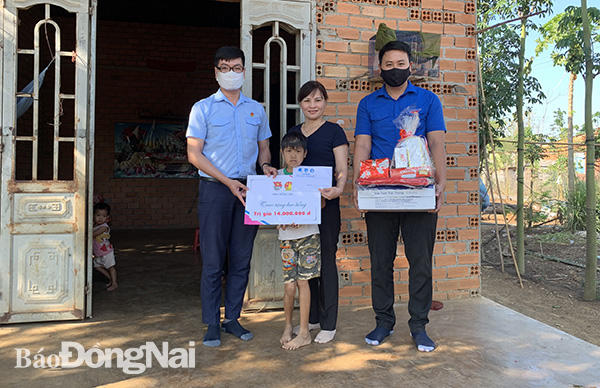 Đại diện Hội đồng Đội tỉnh thăm và tặng quà, tiền hỗ trợ cho em Vi Văn Giang