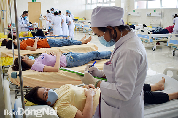 Công nhân nghi ngộ độc thực phẩm nhập viện cấp cứu tại Bệnh viện Đại học Y dược Shingmark