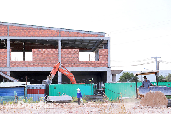 Một doanh nghiệp FDI thuê đất Khu công nghiệp Amata (TP.Biên Hòa) đang tiến hành xây dựng nhà xưởng. Ảnh: U.Nhi