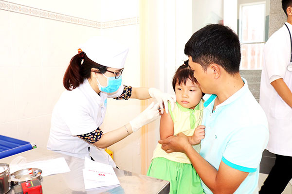 Trẻ em được tiêm vaccine phòng bệnh tại Trung tâm Kiểm soát bệnh tật tỉnh. Ảnh: L.Dung