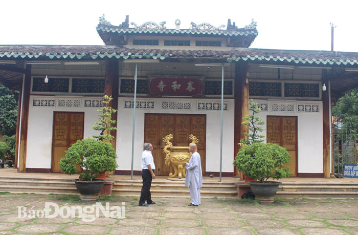 Phía trước chánh điện di tích chùa Xuân Hòa đã xuống cấp được chống tạm bằng những cột sắt