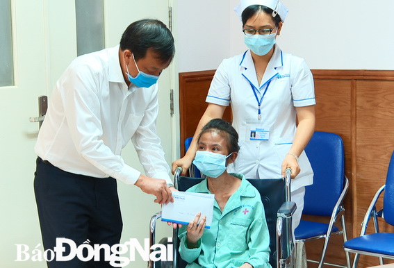 Đại diện Bệnh viện đa khoa Đồng Nai trao 37,5 triệu đồng cho chị Trang khi xuất viện