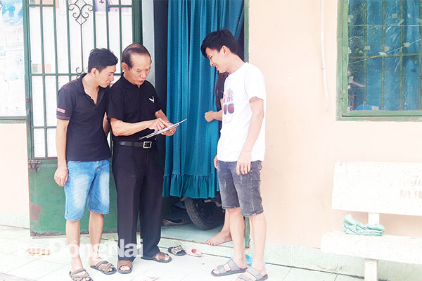 Ông Mai Diền, chủ nhà trọ tại P.Tam Hiệp (TP.Biên Hòa) tuyên truyền về phòng, chống dịch bệnh cho công nhân tại khu nhà trọ. Ảnh: N.Hòa