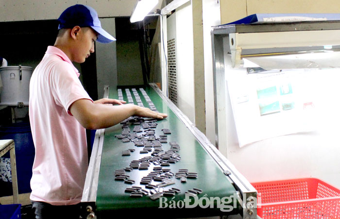 Sản xuất linh kiện cho máy móc tại Công ty TNHH Sản xuất thương mại nhựa kỹ thuật Vinastar (TP.Biên Hòa) cung ứng cho một số tập đoàn đa quốc gia tại Việt Nam và xuất khẩu. Ảnh: K.Minh
