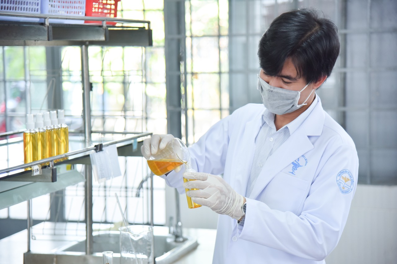 Giảng viên Trường đại học Lạc Hồng báo chế dung dịch sát khuẩn Nano bạc