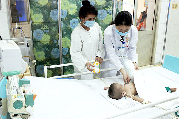 Bác sĩ thăm khám cho một bệnh nhi sau ca phẫu thuật tim tại Bệnh viện Nhi đồng Đồng Nai. Ảnh: G.Nhi