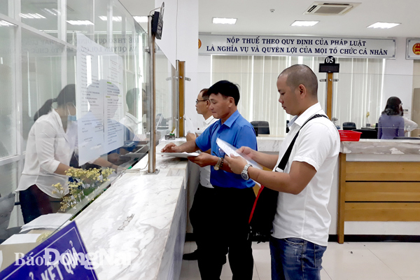 Người nộp thuế thực hiện nghĩa vụ thuế tại Chi cục Thuế khu vực Biên Hòa - Vĩnh Cửu. (ảnh minh họa)