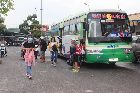 Hành khách đi xe buýt tại Bến xe Biên Hòa