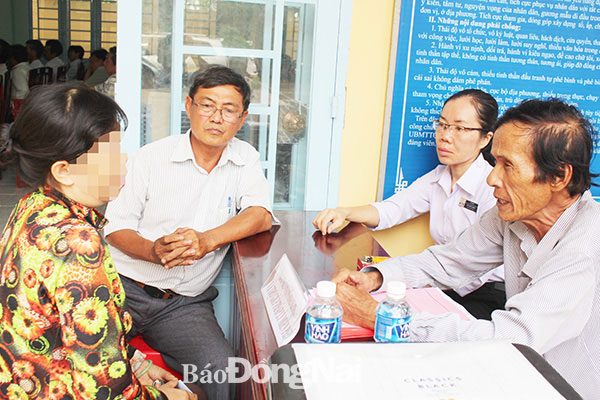 Các luật sư, luật gia Hội Luật gia tỉnh tư vấn về Luật Hôn nhân và gia đình  năm 2014 cho người dân tại xã Xuân Thọ (H.Xuân Lộc)