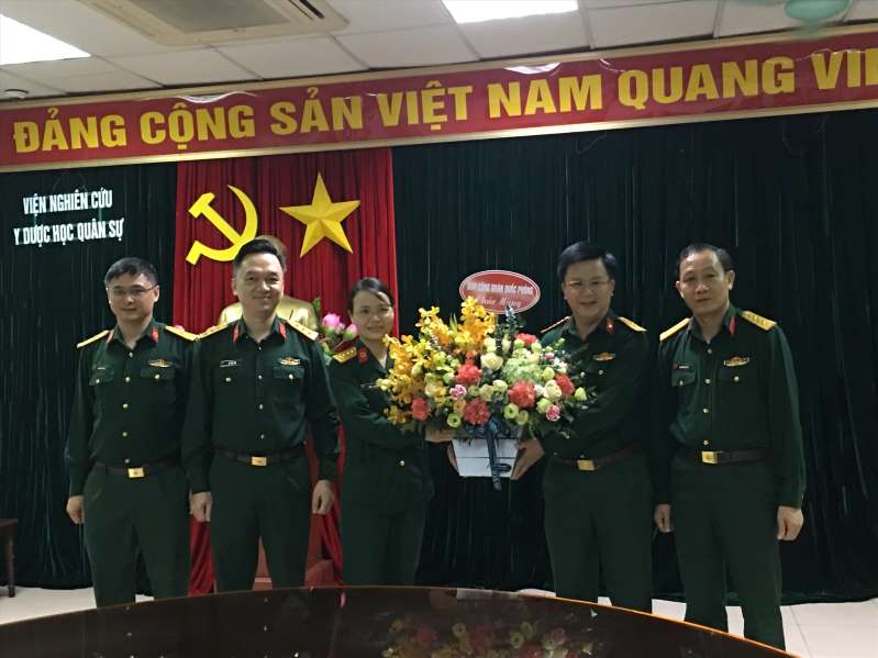 Ban Công đoàn Quốc phòng thăm Nhóm nghiên cứu bộ sinh phẩm xét nghiệm SARS-CoV-2 (Học viện quân y) và đang đề nghị Tổng Liên đoàn Lao động Việt Nam cấp Bằng Lao động sáng tạo cho nhóm. Ảnh: T.E.A