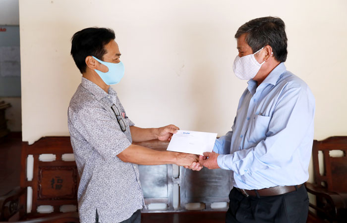 Tổng biên tập báo Đồng Nai Nguyễn Tôn Hoàn tiếp nhận số tiền ủng hộ từ chủ nhà hàng K’Tân
