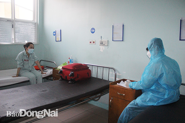 Nhân viên y tế điều tra dịch tễ bệnh các trường hợp được theo dõi tại khu cách ly Bệnh viện Đa khoa Đồng Nai.