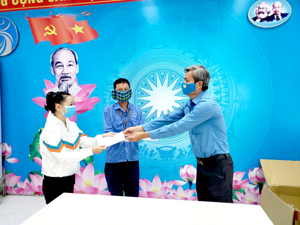 Phó chủ tịch LĐLĐ tỉnh Hồ Thanh Hồng trao quà cho các đoàn viên bị ảnh hưởng bởi dịch bệnh Covid-19